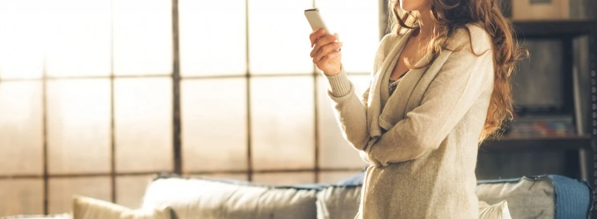 Az egyik legdizájnosabb telefon a középmezőnyben – íme a Vivo V20