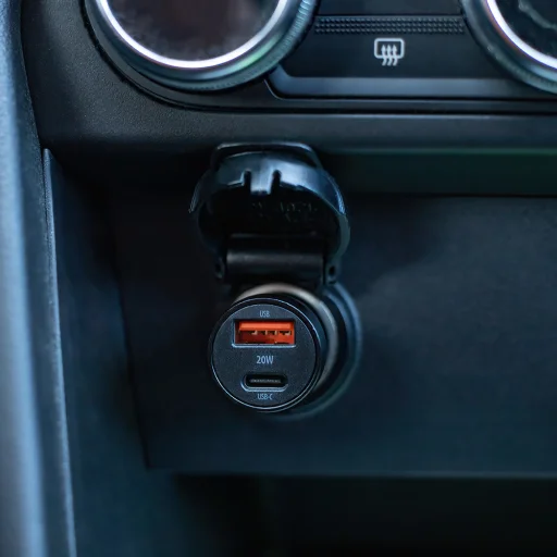 Maxlife MXCC-04 PD QC autós töltő 1x USB-C 1x USB 20W fekete + USB-C - USB-C kábel 60W - 8