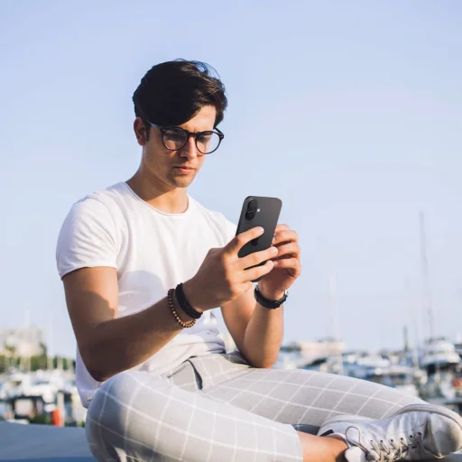 SPIGEN OPTIK PRO GLAS.TR "EZ FIT" KAMERAVÉDŐ 2-DARABOS KÉSZLET IPHONE 16 / 16 PLUS / 17 FEKETE üvegfólia - 10