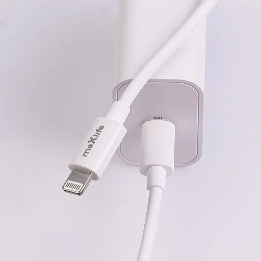 Maxlife MXTC-06-20C PD QC töltő 1x USB-C 20W fehér + USB-C - Lightning kábel 20W - 11