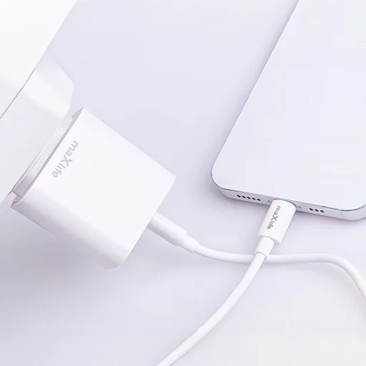 Maxlife MXTC-06-20AC PD QC töltő 1x USB-C 1x USB 20W fehér + USB-C - Lightning kábel 20W - 2