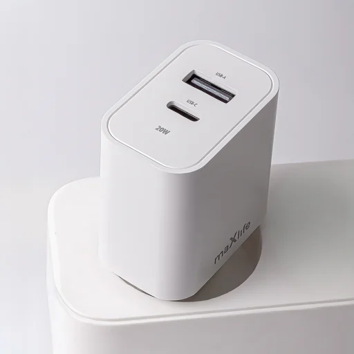 Maxlife MXTC-06-20AC PD QC töltő 1x USB-C 1x USB 20W fehér + USB-C - Lightning kábel 20W - 4