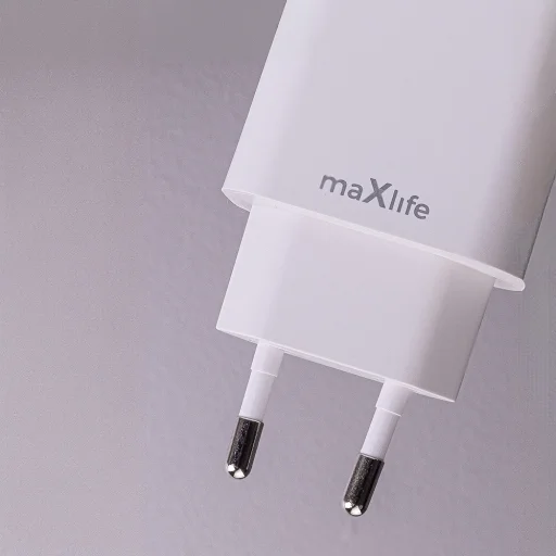 Maxlife MXTC-06-20AC PD QC töltő 1x USB-C 1x USB 20W fehér + USB-C - Lightning kábel 20W - 5