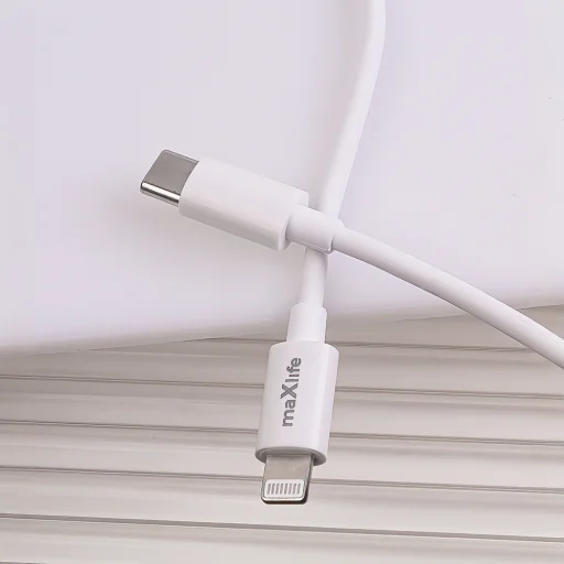 Maxlife MXTC-06-20AC PD QC töltő 1x USB-C 1x USB 20W fehér + USB-C - Lightning kábel 20W - 7