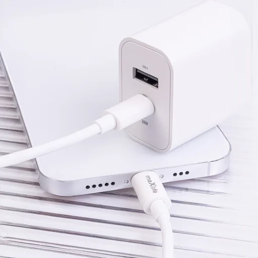 Maxlife MXTC-06-20AC PD QC töltő 1x USB-C 1x USB 20W fehér + USB-C - Lightning kábel 20W - 8