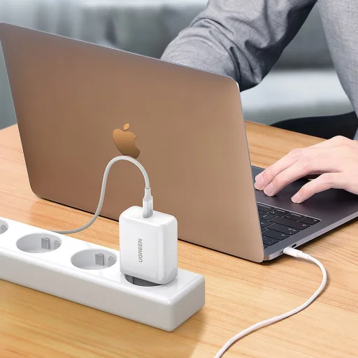 Ugreen univerzális hálózati gyorstöltő USB Type-C aljzattal 45 W PD Power Delivery fehér (60464) - 4