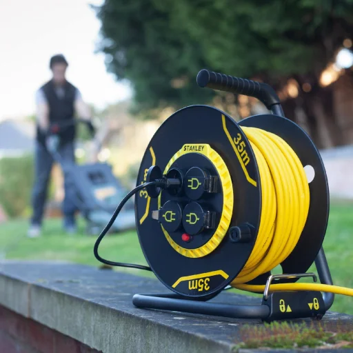 STANLEY SXECCL27ARE kültéri kábeldob, 20 m, IP44-es védelem, kábelvezető, masszív fém láb, H07RN-F 3G1,5 mm2 kábel, max. 3000 W - 2