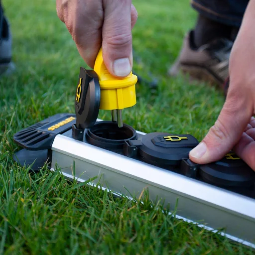 STANLEY SXECCH2LAFE 4-es elosztó kapcsolóval, 3 m, IP44-es védelem, alumínium ház, csíptetővel, beltérben is használható, H07RN-F 3G1,5 mm2 kábel - 2