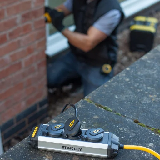 STANLEY SXECCK0EAJE 2-es elosztó, 5 m, IP44-es védelem, alumínium ház, övcsipesszel, beltérben is használható, H07RN-F 3G1,5 mm2 kábel - 3