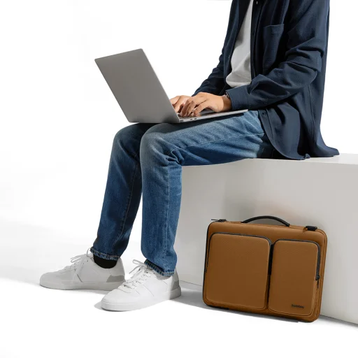 Tomtoc - Defender Laptop Aktatáska (A42C2Y1) - vállpánttal és kis kártyazsebbel, 13″ - Barna - 5