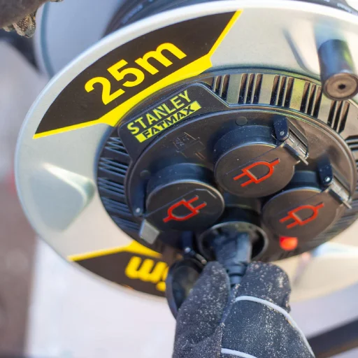 STANLEY SXECCM2FESE kültéri fém kábeldob, 25 m, IP44-es védelem, kábelvezető, masszív fém dob és láb, H07RN-F 3G2,5 mm2 kábel, max. 3000 W - 2