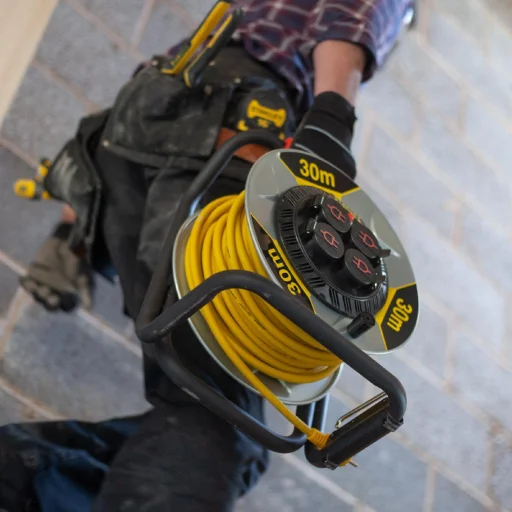 STANLEY SXECCM2FASE kültéri fém kábeldob, 25 m, IP44-es védelem, kábelvezető, masszív fém dob és láb, H07RN-F 3G1,5 mm2 kábel, max. 3000 W - 3