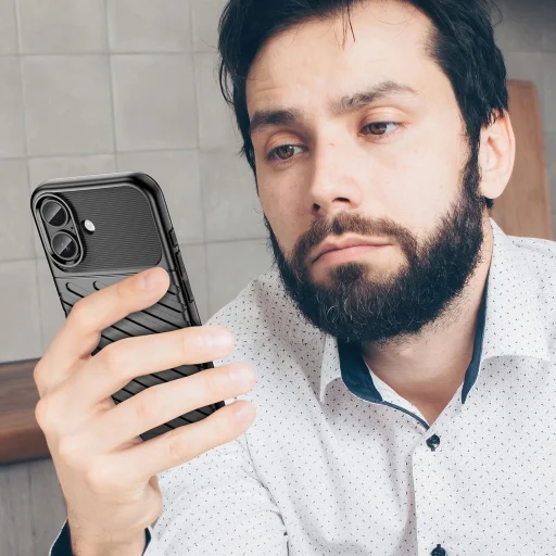  iPhone 17 Fekete Thunder tok - 7