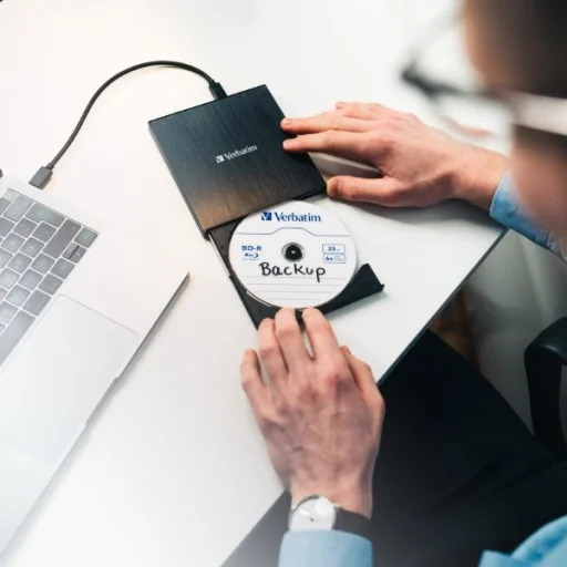 Verbatim Külső Slimline Blu-ray Ultra HD 4K Író + USB-C/USB-A Kábel fekete 43888 - 2