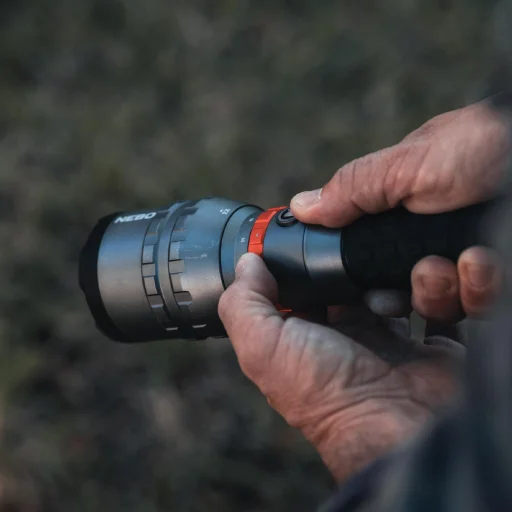 NEBO NEB-FLT-1070-G elemlámpa, DAVINCI 12000 RC Mag Dial, 12 000 lm - 300 lm, IP67, SPC, STC, 2x zoom, USB-C, Akkumulátor töltöttség kijelző, csuklópánt - 3