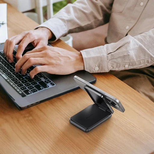 Mcdodo - 2 az 1-ben mágneses külső akkumulátor (MC-6310) - Összecsukható telefontartó, Qi2, 10000 mAh, 20W, LED kijelző - Fekete - 5