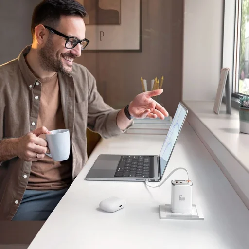 Mcdodo - FreeGo Series (CH-4103) Fali Töltő - Beépített USB-C Visszahúzható Kábel, USB-A/C, 67W, Digitális Kijelző, 65cm - Fehér - 3