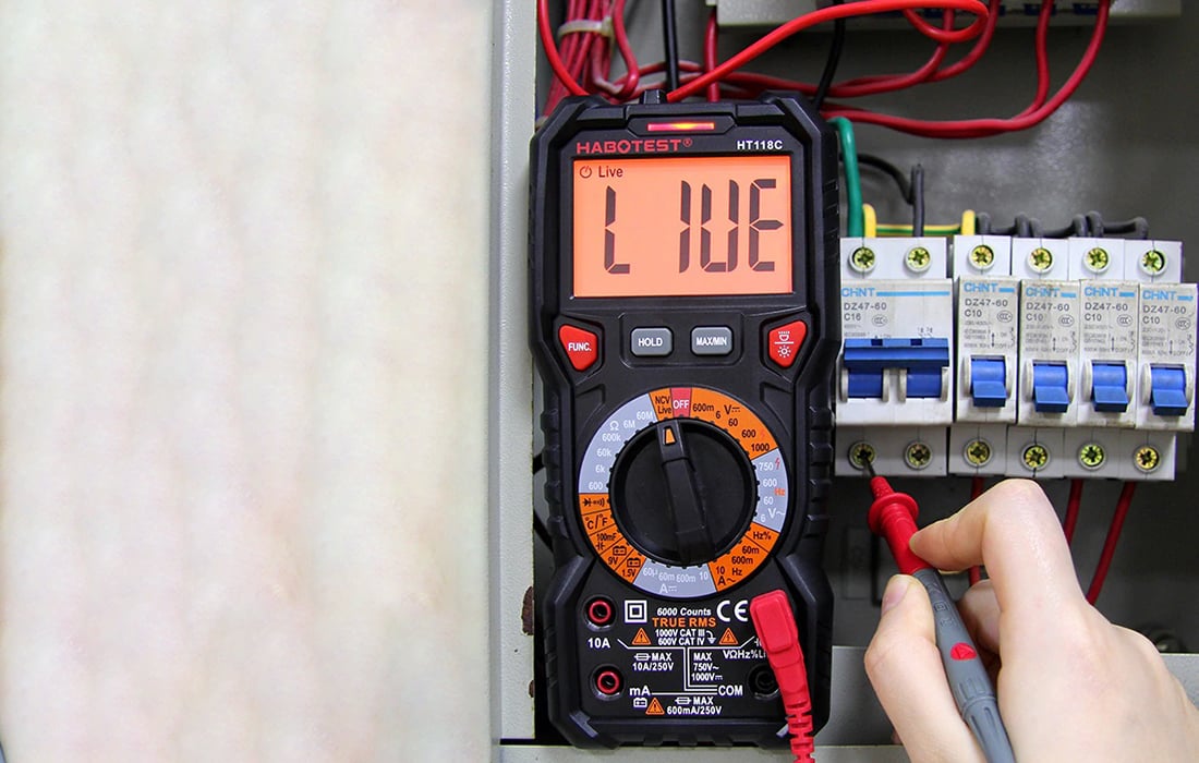 Habotest HT118C digitális multiméter zseblámpával, True RMS, NCV, akkumulátor tesztelés-2