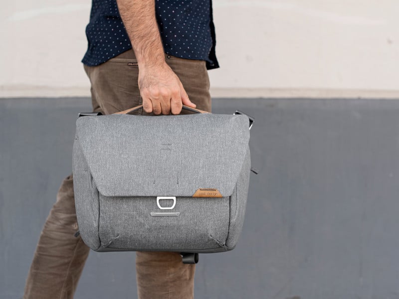 Peak Design Everyday Messenger 13L V2 - hamuszürke-3
