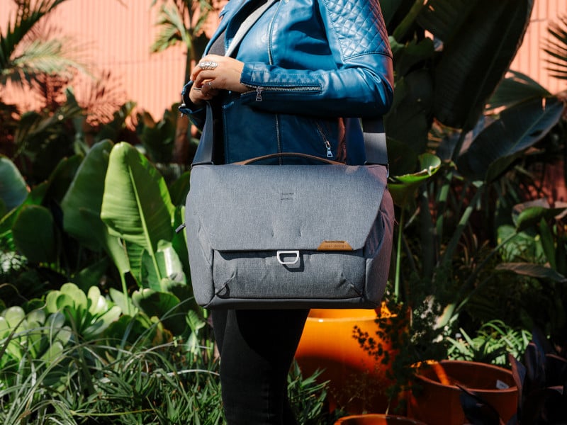 Peak Design Everyday Messenger 13L V2 - hamuszürke-4