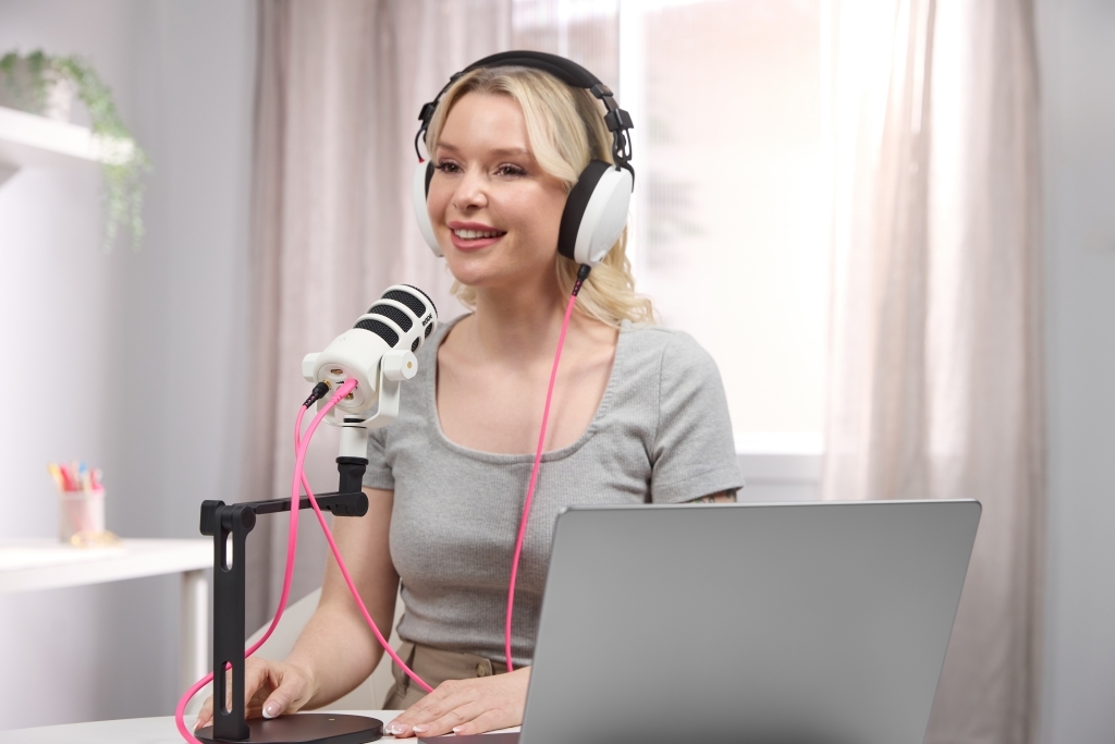RODE PodMic USB-W broadcast minőségű dinamikus podcast és produkciós mikrofon XLR és USB-C csatlakozóval, fehér-3