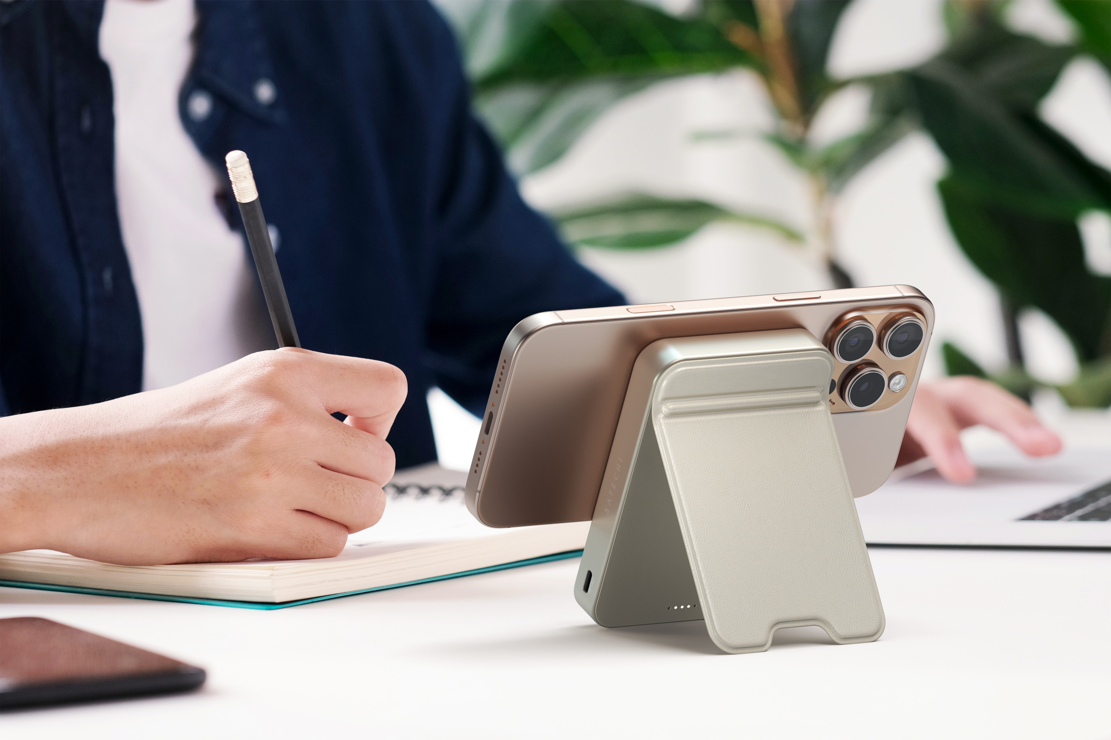 Satechi Qi2 10K Magsafe Powerbank állvánnyal - Homokszínű-9