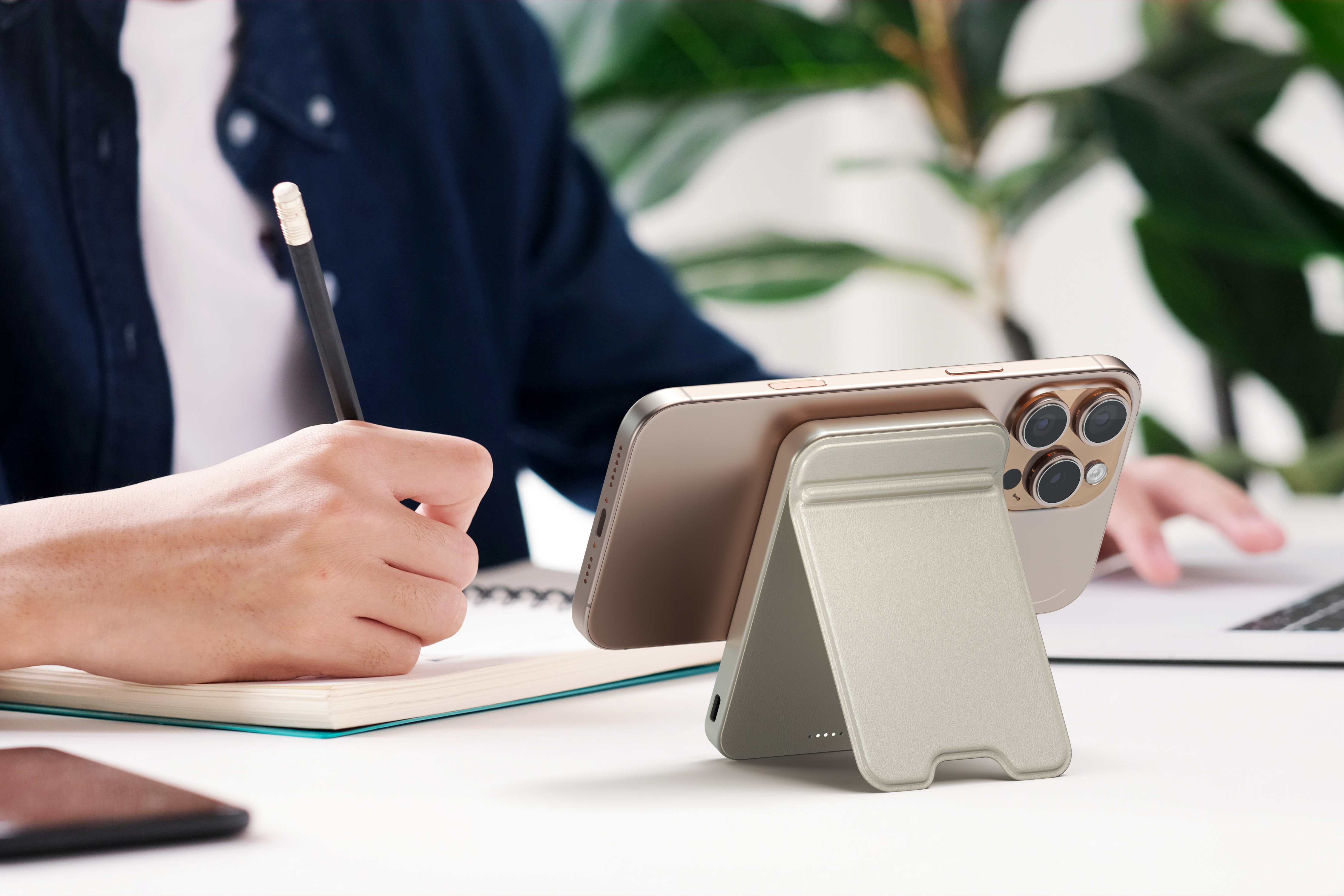 Satechi Qi2 5K Magsafe Powerbank Állvánnyal - Homokszínű-2