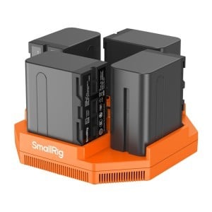 SmallRig 4834 négycsatornás NP-F akkumulátortöltő 4 db NP-F970 akkumulátorral