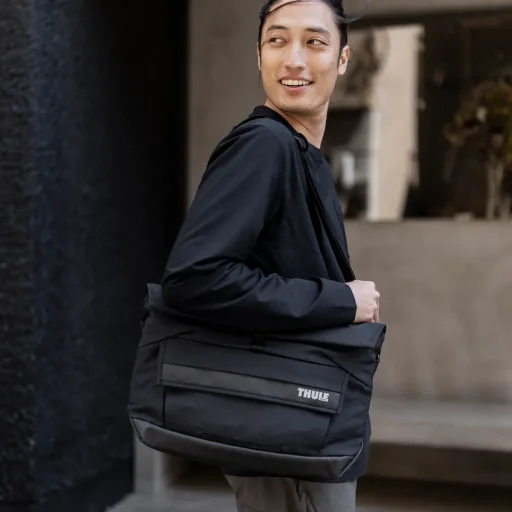 Thule 5007 Paramount Crossbody 14L čierna taška cez plece - 5