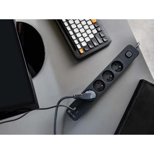 Tracer 47026 Power Line+ 1,5 m prepäťová ochrana so 4 zásuvkami + 1× USB-A a 1× USB-C (PD 18 W) - 5