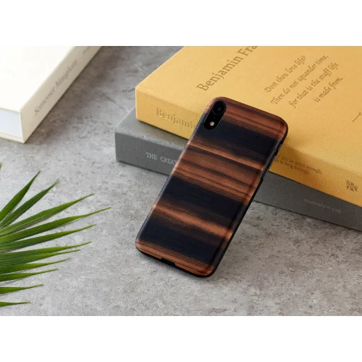 MAN&WOOD iPhone XR ebenovo čierne puzdro s imitáciou dreva - 3