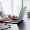MacBook Air 13 (M2 / M3 / M4 / M5 / 2023–2026) Spigen AirSkin tok, matt átlátszó thumbnail
