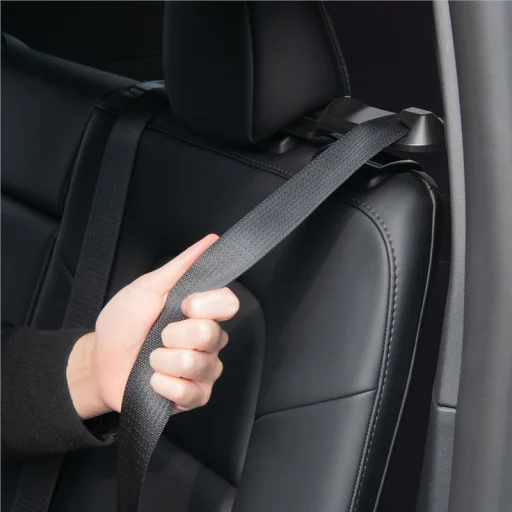 Spigen držiak zadného bezpečnostného pásu Tesla čierny – Tesla Model Y - 13