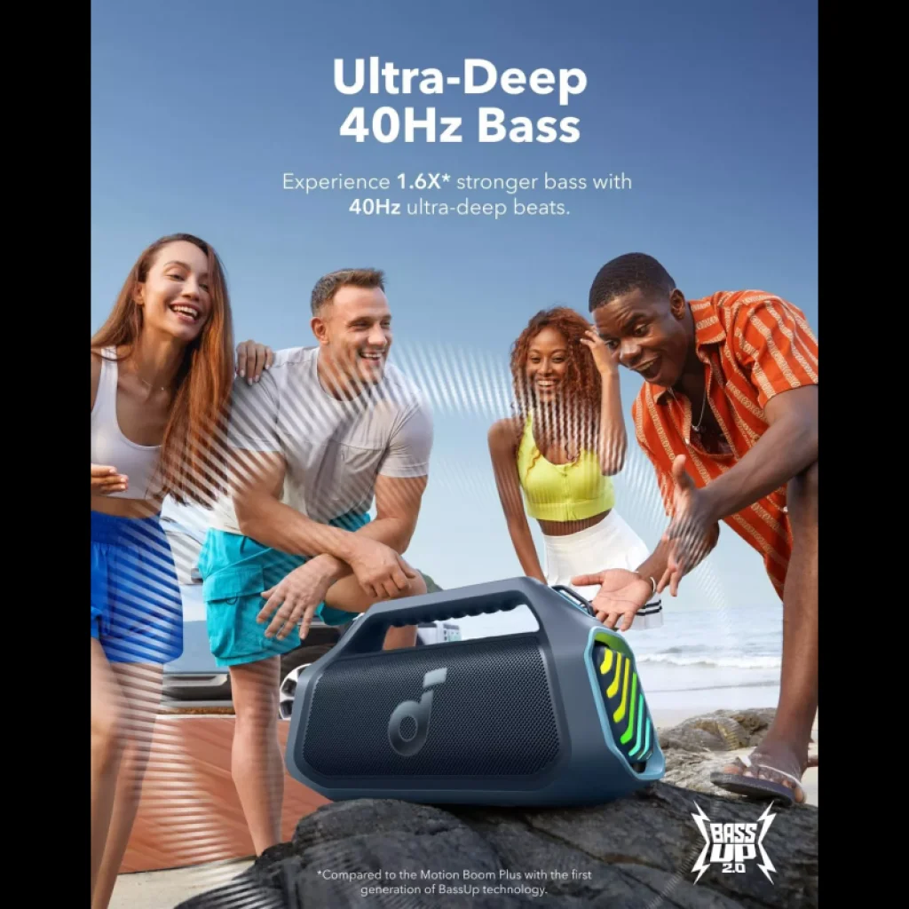 Anker SoundCore Boom 2 Plus New Version sziklán elhelyezve egy tengerparti társaság előtt, 40 Hz-es basszust bemutató grafikával