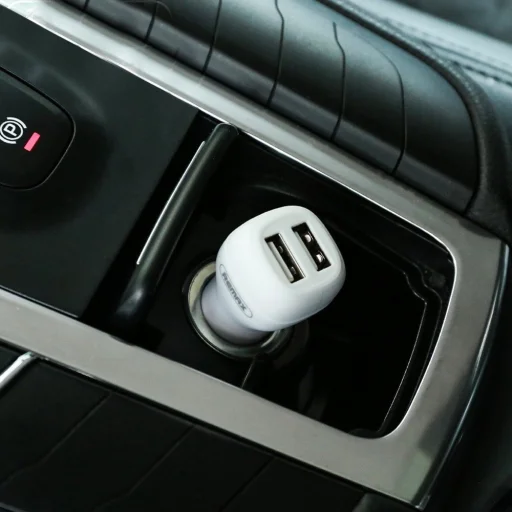 Remax RCC-207 univezális autós töltő 2 USB aljzattal gyorstöltéssel fehér színben - 4