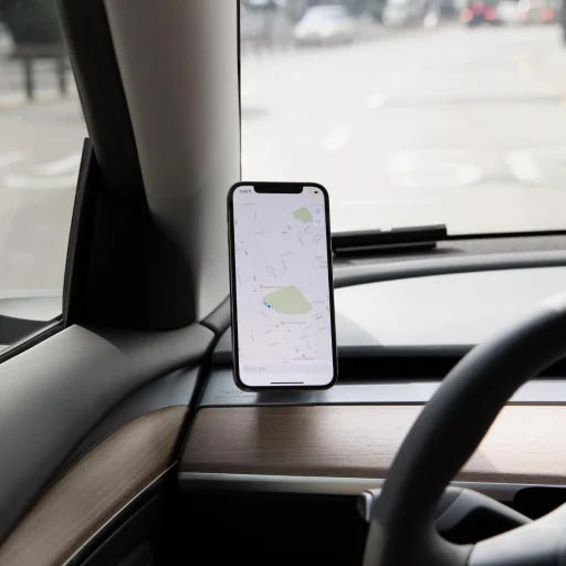 TESLA model Y / 3 Spigen onetap mágneses Magsafe műszerfalra rögzíthető telefontartó - 8