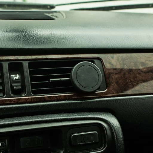 Univerzális szellőzőnyílásra rögzíthető mágneses telefontartó fekete színben, ajándék fémlapkával  - 5