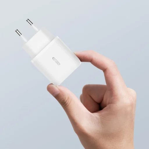 Tech-Protect C20W hálózati töltő adapter PD20W/QC3.0 1x USB-A, 1x USB-C, 1x USB-C - lightning töltőkábel - 3