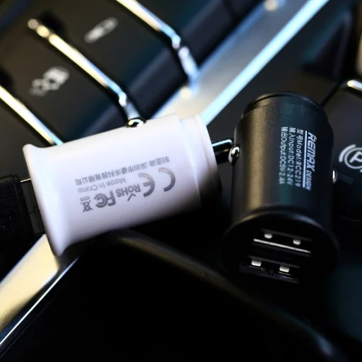 Remax Roki szivargyújtós mini autós mobiltelefon gyors töltő 2 USB aljzattaé 2.4A fehér  - 3