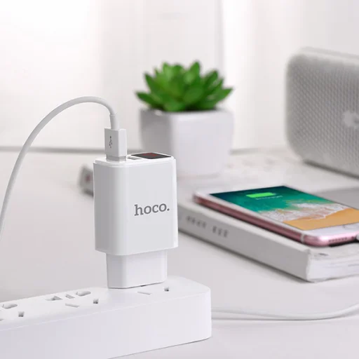 Hoco hálózati töltő adapter 2xUSB 2.1A digitális kijelzővel fehér - 6