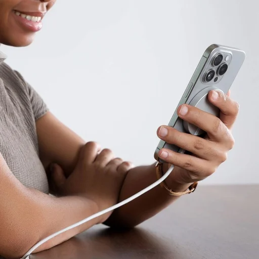 ESR Halolock Qi2 Mini Vezeték Nélküli Töltő 15W MagSafe-kel - Ezüst - 6