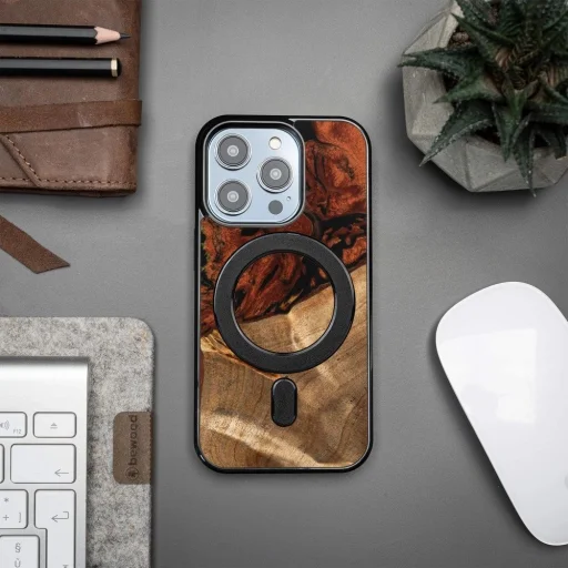 Bewood Egyedi MagSafe Tűz Elem Fa és Gyanta Tok iPhone 15 Pro - Fekete és Arany - 3