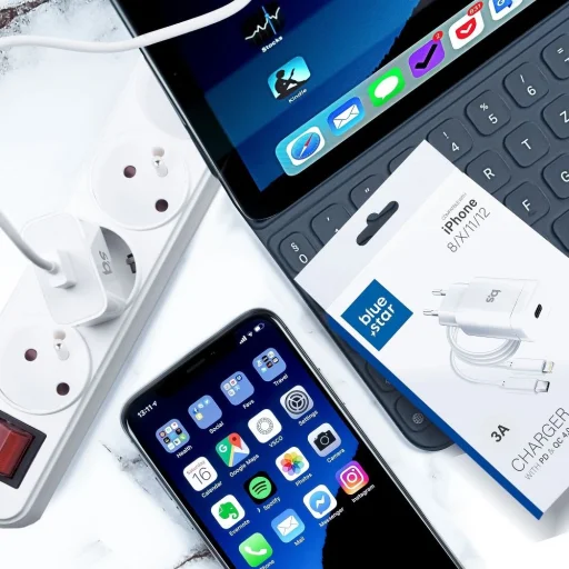 BLUE STAR hálózati töltő Type C + kábel Type C to Lightning PD QC4.0 3A 18W TFK-TC-1099C fehér - 5